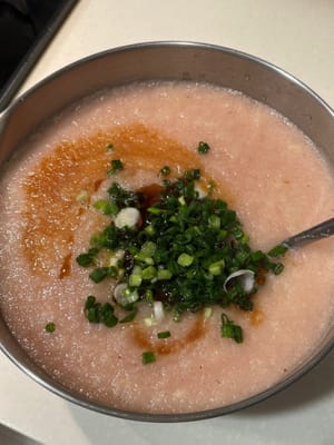dopodiché, aggiungere la salsa di soia, il mirin, lo zucchero, l'olio di sesamo e le cipolle verdi tritate