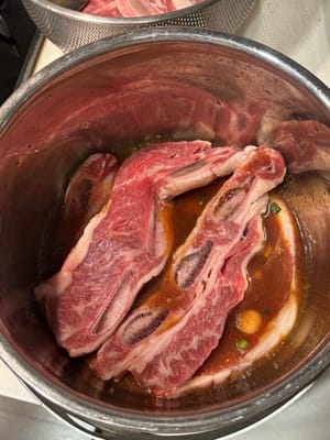 Versare la salsa sulle costine e ricoprirle con un altro strato di carne