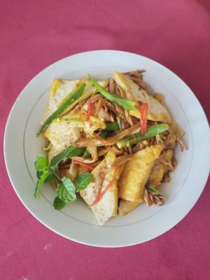 Angkat dari wajan dan sajikan di atas piring. Tahu bunga kuning yang harum siap dinikmati.
