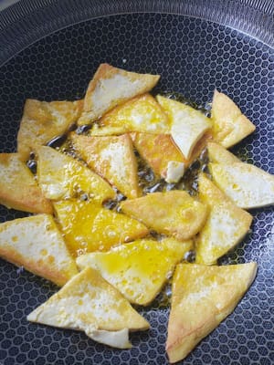 Goreng tahu sampai kedua sisi berwarna cokelat keemasan, lalu sisihkan.