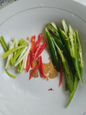 Potong paprika hijau dan merah menjadi potongan-potongan dan potong bawang hijau menjadi beberapa bagian untuk digunakan nanti.
