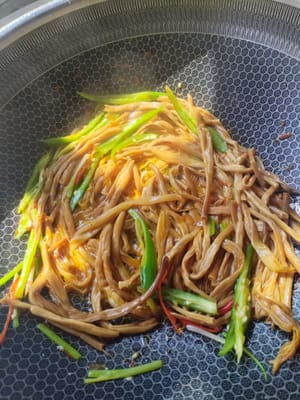 Tambahkan 100g bunga lili dan aduk goreng selama 40 detik.