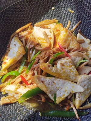 Tuang tahu goreng ke dalam wajan, tambahkan sesendok saus tiram, satu sendok teh sari ayam, dan garam secukupnya, tumis selama 40 detik, lalu taburkan irisan daun bawang, dan sajikan.