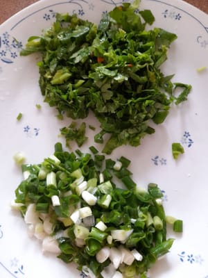Cuci daun bawang dan daun seledri, kemudian di iris lembut
