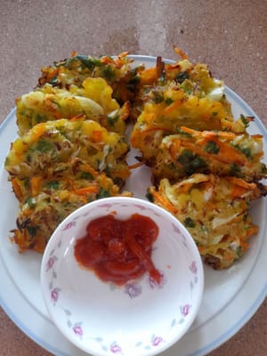 Bakwan sayur sudah matang siap di sajikan dengan saos sambal atau cabe rawit .