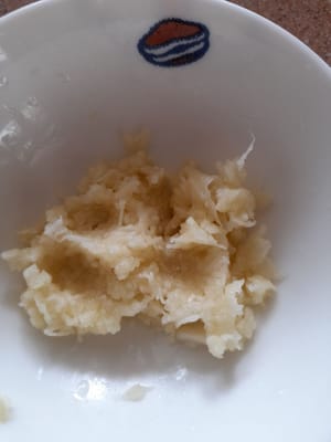 Haluskan bawang putih