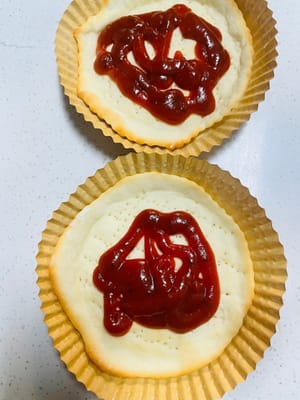 Pizza Sosis dan Udang Cara Merakit: Oleskan saus pizza tebal-tebal pada alas pizza mini, beri topping sosis, udang, dan paprika hijau dan merah, lalu tutupi dengan tumpukan keju mozzarella yang tebal. Toppingnya sangat melimpah hingga hampir tumpah!