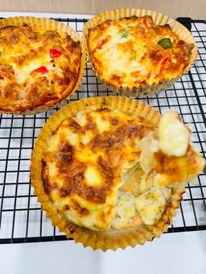 Pizza mini dua rasa (udang dan sosis + pisang dan keju)