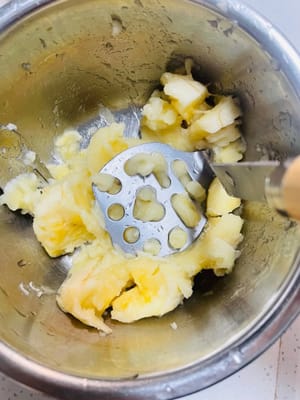 Mari membuat pure pisang: Pilih pisang yang berbintik-bintik (pisang ini sangat manis), dan haluskan menjadi pure; jika menggunakan pisang biasa, tambahkan sedikit gula untuk menyesuaikan rasa manisnya, jika tidak, rasanya tidak akan cukup manis dan tidak akan terasa nikmat~