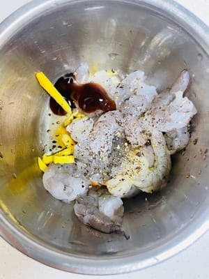 Memarinasi udang untuk mengeluarkan kesegarannya: Taburkan sedikit bubuk lada hitam pada udang, tambahkan sedikit kecap asin, saus tiram, arak masak, dan jahe parut. Aduk rata dan marinasi selama 10 menit. Setelah dimarinasi, tiriskan airnya. Ini akan menjaga kesegaran udang!