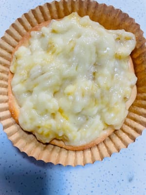 Pizza Pisang Keju Cara Merakit: Oleskan pisang yang sudah dihaluskan pada alas pizza lainnya, lalu tumpuk lapisan keju mozzarella yang tebal. Bagi pecinta rasa manis dan kenyal, cobalah!