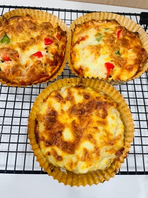 Pizza Lezat Panggang Oven: Letakkan kedua pizza di rak tengah oven dan panggang pada suhu 180°C selama kurang lebih 12 menit, atau hingga keju meleleh dan kenyal. Selesai!