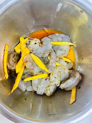 Memarinasi udang untuk mengeluarkan kesegarannya: Taburkan sedikit bubuk lada hitam pada udang, tambahkan sedikit kecap asin, saus tiram, arak masak, dan jahe parut. Aduk rata dan marinasi selama 10 menit. Setelah dimarinasi, tiriskan airnya. Ini akan menjaga kesegaran udang!