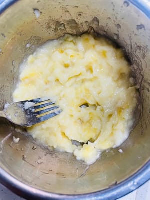 Mari membuat pure pisang: Pilih pisang yang berbintik-bintik (pisang ini sangat manis), dan haluskan menjadi pure; jika menggunakan pisang biasa, tambahkan sedikit gula untuk menyesuaikan rasa manisnya, jika tidak, rasanya tidak akan cukup manis dan tidak akan terasa nikmat~