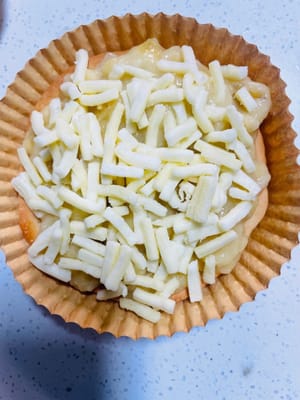 Pizza Pisang Keju Cara Merakit: Oleskan pisang yang sudah dihaluskan pada alas pizza lainnya, lalu tumpuk lapisan keju mozzarella yang tebal. Bagi pecinta rasa manis dan kenyal, cobalah!