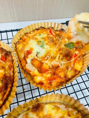 Pizza mini dua rasa (udang dan sosis + pisang dan keju)