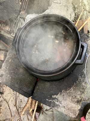 Coloque las cáscaras de mandarina remojadas, las zanahorias, los frijoles rojos remojados, los frijoles jacintos blancos y las lágrimas de Job en una olla con 5 litros de agua antes de encender el fuego.