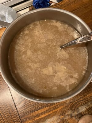 Verter la sopa hervida en una olla. Añadir sal al gusto y servir.