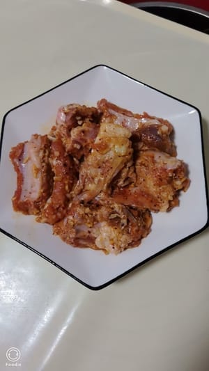 Pertama-tama rendam iga dengan arak masak, garam, kecap asin, saus tiram, merica. Tambahkan tepung maizena, jahe, daun bawang, dan semua bumbu secukupnya, aduk rata. Rendam selama 10 menit, sisihkan.