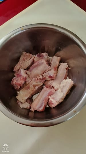 スペアリブを洗ってマリネします。