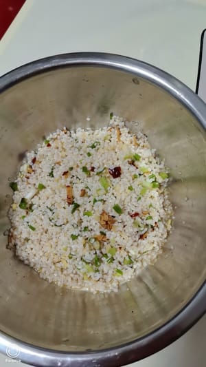 rendam beras ketan, tambahkan kecap asin, kecap manis, dan garam, aduk hingga rata. Sisihkan