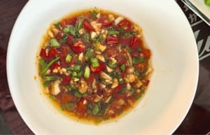少量の唐辛子、みじん切りにしたニンニク、玉ねぎ、醤油、大さじ1杯の熱した油を加えてよく混ぜます。