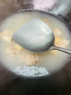 Einen weiteren Esslöffel weißen Essig hinzufügen (dadurch werden die Schweinsfüße schnell weicher) und weitere 10 Minuten kochen lassen.