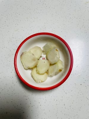 Einen Teil des Sandingwers in Scheiben schneiden und den Rest fein hacken; die Schalotten ebenfalls fein hacken; ich habe die Chilischoten gehackt, aber da mein Kind kein scharfes Essen isst, habe ich sie nicht hinzugefügt.