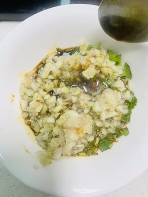 3. Öl in einer Pfanne erhitzen und die gehackten Schalotten und den Ingwer bei schwacher Hitze anbraten, bis sie duften. Die Sauce in eine Schüssel mit Sojasauce und Koriander geben und gut verrühren.