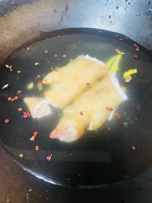 Zuerst die Haare von den Schweinsfüßen abflämmen und diese sauber schaben. Anschließend in einen Topf mit kaltem Wasser, Ingwerscheiben, Kochwein und Sichuanpfeffer geben. Sobald das Wasser kocht, 5 Minuten kochen lassen, dann herausnehmen und gründlich abspülen.