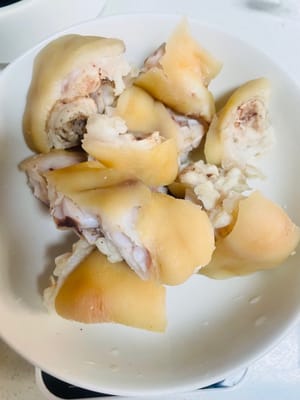 Die Schweinsfüße aufschneiden und beiseite stellen.