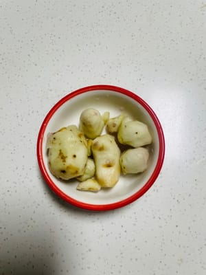 Einen Teil des Sandingwers in Scheiben schneiden und den Rest fein hacken; die Schalotten ebenfalls fein hacken; ich habe die Chilischoten gehackt, aber da mein Kind kein scharfes Essen isst, habe ich sie nicht hinzugefügt.