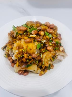 Zum Schluss die Schweinsfüße auf Tellern anrichten, die gebratene Ingwer-Schalotten-Sauce darüber gießen, gut vermengen und servieren. Der Ingwer duftet herrlich, und die Schweinsfüße sind zart und nicht fettig!