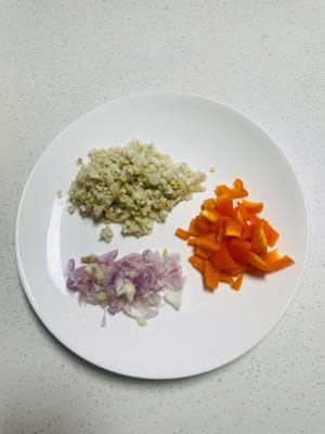 Einen Teil des Sandingwers in Scheiben schneiden und den Rest fein hacken; die Schalotten ebenfalls fein hacken; ich habe die Chilischoten gehackt, aber da mein Kind kein scharfes Essen isst, habe ich sie nicht hinzugefügt.