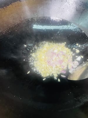 3. Öl in einer Pfanne erhitzen und die gehackten Schalotten und den Ingwer bei schwacher Hitze anbraten, bis sie duften. Die Sauce in eine Schüssel mit Sojasauce und Koriander geben und gut verrühren.