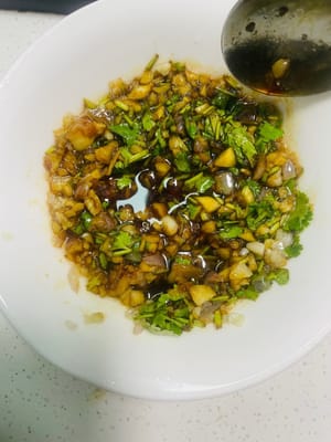 3. Öl in einer Pfanne erhitzen und die gehackten Schalotten und den Ingwer bei schwacher Hitze anbraten, bis sie duften. Die Sauce in eine Schüssel mit Sojasauce und Koriander geben und gut verrühren.