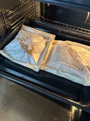 Setelah selesai, Anda dapat memotong kertas perkamen dari tengah untuk menyajikan.