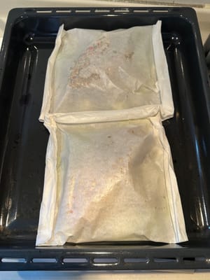 Letakkan di atas loyang, masukkan ke dalam oven dan panggang selama 20 menit pada suhu 200°C.