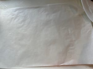 Bentangkan selembar kertas perkamen yang panjang.