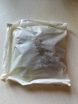 Lipat kertas perkamen dan rapatkan ujungnya.