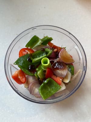 Kemudian tambahkan semua saus yang dibutuhkan, dan sedikit air agar lebih mudah diblender.