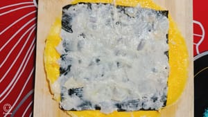 Lay a layer of seaweed sheets, then a layer of shrimp paste, and after spreading the shrimp paste evenly, add a layer of shredded radish.