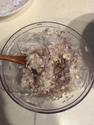 Dans un saladier, mélanger tous les ingrédients nécessaires pour le bœuf.