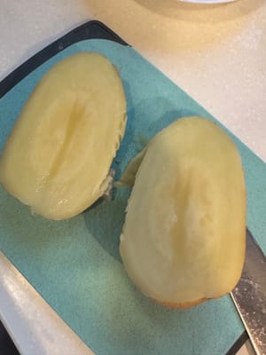 Évidez les pommes de terre jusqu’à obtenir une forme de bol. Écrasez la chair pour la farce au bœuf.