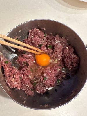 Dans un saladier, mélanger tous les ingrédients nécessaires pour le bœuf.