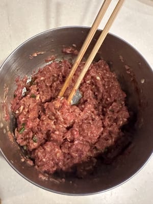 Dans un saladier, mélanger tous les ingrédients nécessaires pour le bœuf.