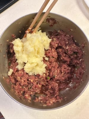 Dans un saladier, mélanger tous les ingrédients nécessaires pour le bœuf.