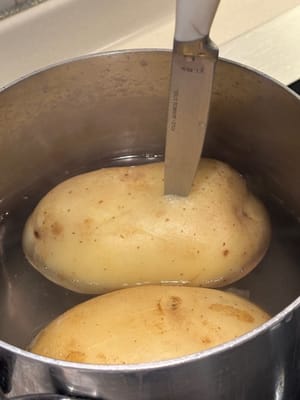 Cuire à cœur jusqu'à ce qu'on puisse facilement y enfoncer un couteau.