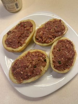 Ensuite, ajoutez la farce de bœuf dans les moules à pommes de terre.