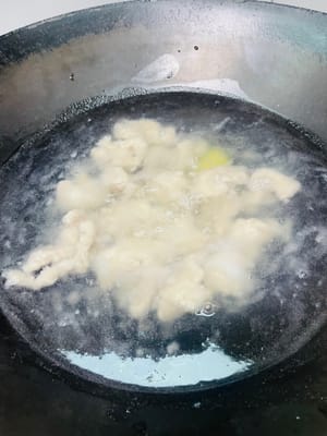 Poner abundante agua en una olla, añadir 5 g de sal, pimienta y un trozo de jengibre. Cuando el agua esté a punto de hervir (burbujeando, pero sin llegar a hervir), separar los trozos de carne rebozados y echarlos a la olla uno a uno. Una vez que los trozos de carne estén cuajados, presionarlos con cuidado; si suben a la superficie, cocinar durante 3 minutos más.